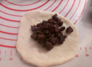 包入蜜蜜豆和葡萄干。