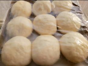 发至两倍大。表面刷全蛋液。