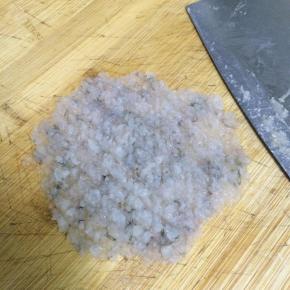 把虾肉用刀剁成泥。