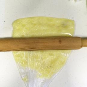 把熟透的土豆片放入保鲜袋中，用擀面杖擀成泥。