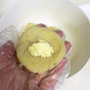 取一份土豆虾泥压平，在中间放入少许马苏里拉奶酪。