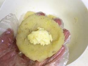 取一份土豆虾泥压平，在中间放入少许马苏里拉奶酪。