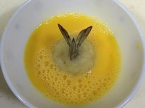 鸡蛋打散，包好的虾球裹上鸡蛋液。