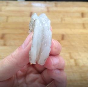 把虾去头去皮，如果虾线清理不干净，也可以在虾背后划一刀清理。