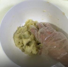 用手把土豆泥和虾泥以及调料抓匀。