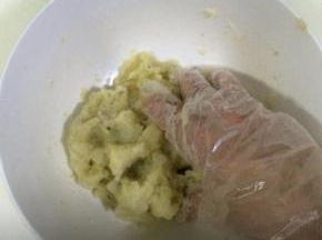 用手把土豆泥和虾泥以及调料抓匀。