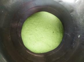 酵母芹菜叶汁混合均匀，倒入面粉，和成光滑的绿色面团