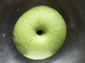 密封发酵至两倍大，手戳面粉不塌陷不回缩