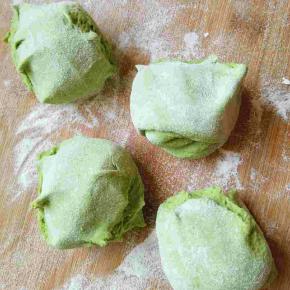 把面团搓成长条，分割成小剂子，剂子大小根据自己喜欢