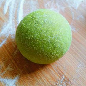 取一个剂子揉成表面光滑的馒头