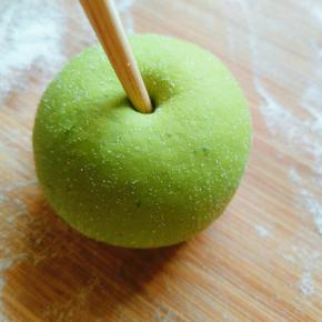 用筷子再顶上戳个洞