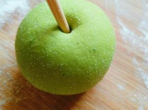 用筷子再顶上戳个洞