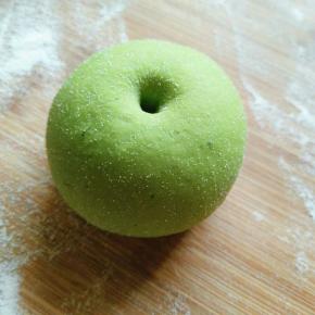 用手重新整理成青苹果形状