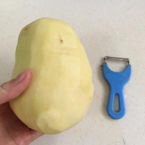 把马铃薯用水清洗下，削掉皮。