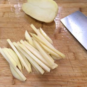 用刀把马铃薯切成长条状。