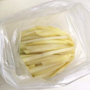 然后放入保鲜袋进入冰箱冷冻，冻硬后随吃随炸。