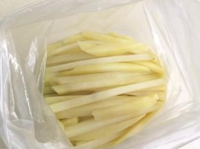 然后放入保鲜袋进入冰箱冷冻，冻硬后随吃随炸。