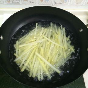 锅内水烧开，把马铃薯沥干水份后倒入沸腾的锅内煮3分钟。