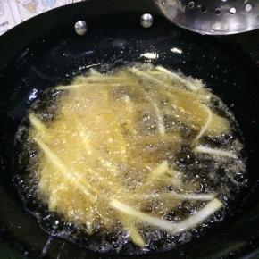 锅内放油烧至六成热,把冻硬的薯条下锅炸至金黄捞出沥干油份，刚下锅不要立刻翻动，不然很容易断掉。