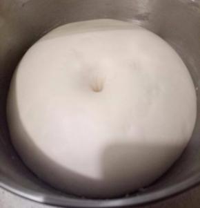 除可可粉和包子馅以外的材料混在一起，醒发后包好馅整形，做成香菇的形状