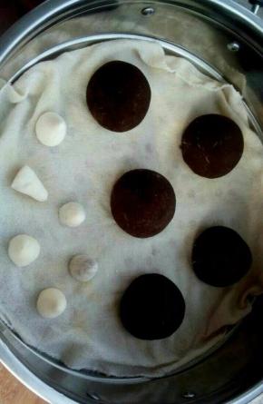 香菇头部粘一层可可粉