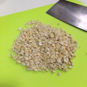 把花生切碎。（也可以直接放在保鲜袋内，用擀面杖擀碎下）