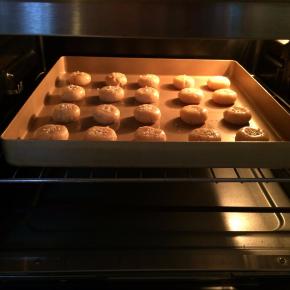 入预热好的烤箱中层，上下火175度16分钟左右，上色即可。