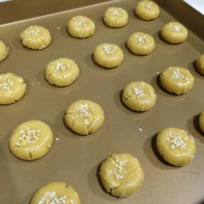 刷上鸡蛋液，撒上少许白芝麻。