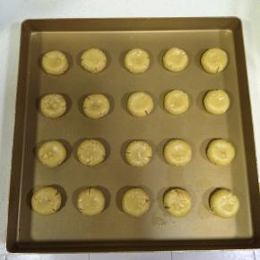 把花生酥面糊平均分成20等份，搓成小圆形，然后按扁。