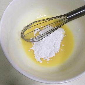 加入糖粉和盐，继续搅拌均匀。