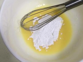 加入糖粉和盐，继续搅拌均匀。