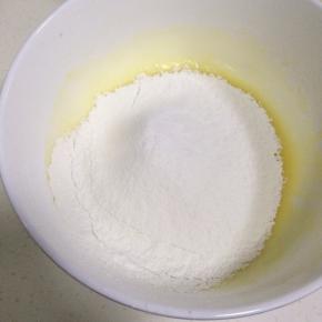 筛入低粉面粉、泡打粉和苏打粉。