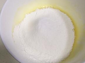 筛入低粉面粉、泡打粉和苏打粉。