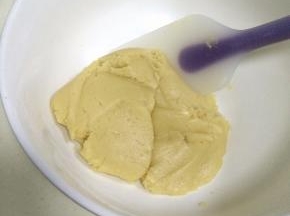 用刮刀搅拌至无干粉状态。