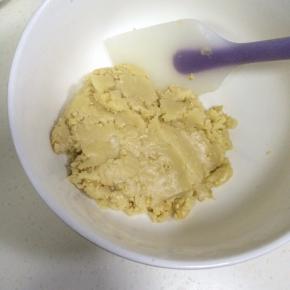 继续用刮刀搅拌均匀。