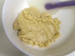 继续用刮刀搅拌均匀。