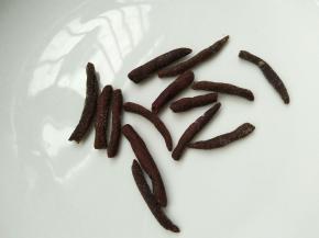 少许的可可粉和面粉加水和成面团，搓长粗细不等的条，平底锅烙干做果柄装饰