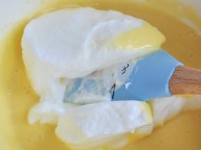 蛋清和蛋黄混合均匀。