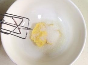 黄油软化（用手轻按下去即可），加入细砂糖。