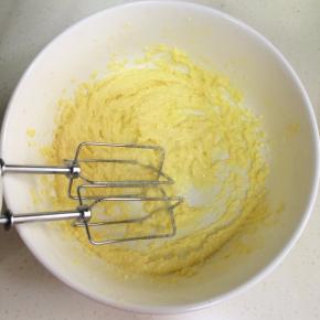 用电动打蛋器打至黄油体积变大，颜色略发白。