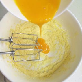 分三次加入蛋黄液搅打均匀，每一次搅打均匀后再加入下一次蛋黄液的量。