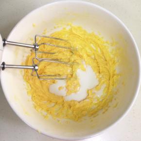 加入牛奶，继续搅打均匀。