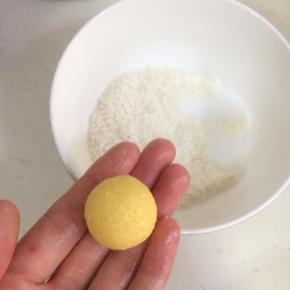 分成等份的小剂子，我这里做的每个约8克，然后揉搓成小圆球。