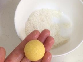 分成等份的小剂子，我这里做的每个约8克，然后揉搓成小圆球。