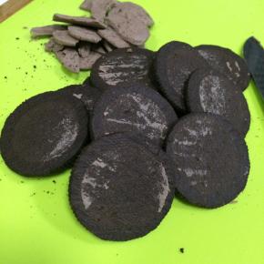 把奥利奥饼干掰开，去掉夹心。