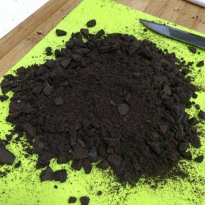 把饼干弄成小碎块。