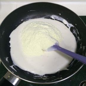 加入奶粉，继续搅拌煮至无干粉状态。
