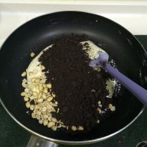 关火，加入花生和奥利奥饼干碎，迅速翻拌均匀，用手摸着干而不粘手即可。