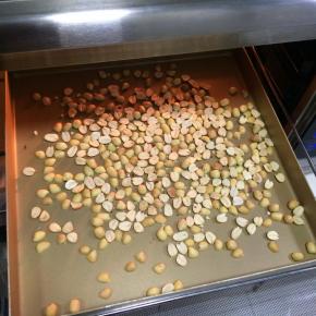 烤完后把花生去皮，继续放在烤箱内70度保温备用。