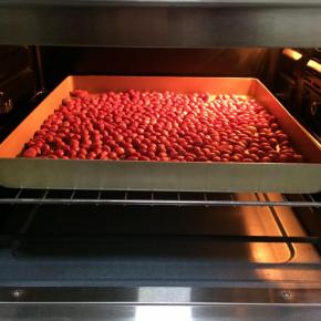 花生用水冲洗下，沥干水分，放入烤箱中层，150度烤约20分钟。